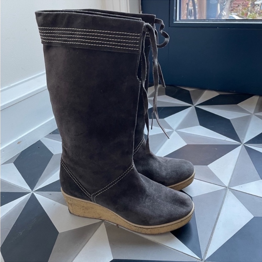 A.P.C. Grey suede boots
Excellent condition 
Size 40